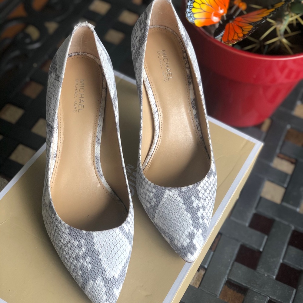 Michael Kors size 6 pumps